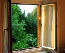 Was hilft mehr bei dieser Hitze: offene oder verschlossene Fenster? Die Antwort findest du hier!