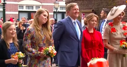 Koningin Máxima troost emotionele Sarah (9) tijdens optocht Koningsdag