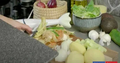 Arbeitsfläche zu klein? Mit diesem Trick kreierst du sofort mehr Platz in der Küche.