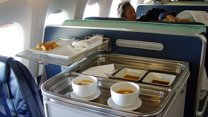 フライトアテンダントが飛行機の中で夫を見た後、奇妙なことを発見する