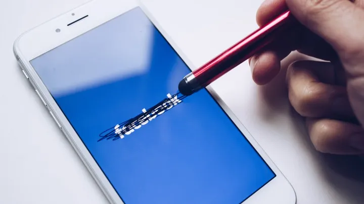 Facebook en WhatsApp uren onbereikbaar: wat was er aan de hand?