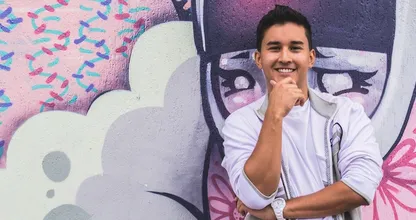 La mère du jeune Jonathan de 22 ans est toujours prise pour sa petite-amie