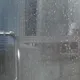 Sind die Türen und Wände in deinem Badezimmer auch mit Kalk bedeckt? Dieser Trick hilft