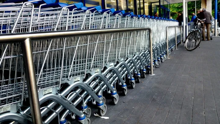 Video: so bekommst du den Einkaufswagen auch ohne Kleingeld! Problem gelöst