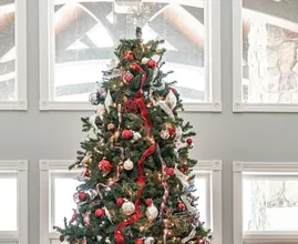 Aha! Zoveel lampjes en kerstballen passen er in een kerstboom