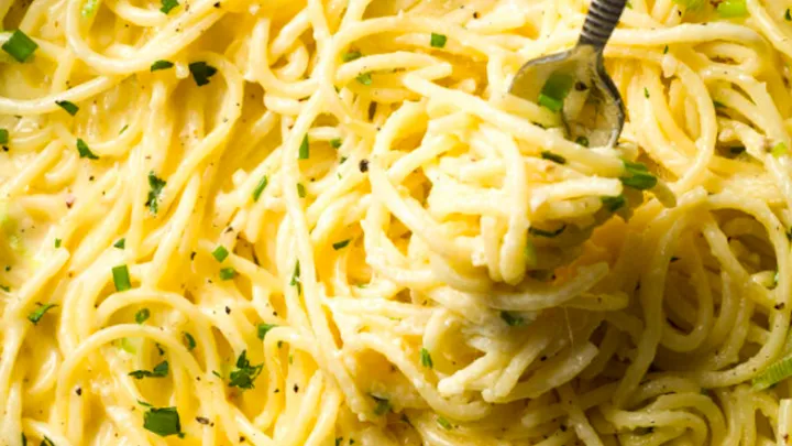 Jeder spricht über diese cremige Spaghetti und wenn du sie probiert hast, verstehst du wieso!