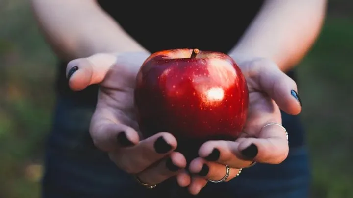 Rincez-vous votre pomme avant de la manger ? Voici pourquoi vous ne devriez pas le faire