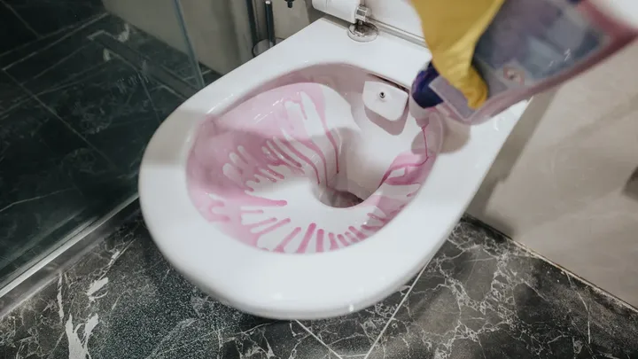 866 calls to the Dutch poison centres in one year: the toilet-cleaning habit a chemical engineer wants people to drop