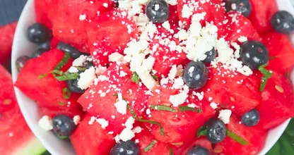 Diesen fruchtigen und erfrischenden Wassermelone-Feta Salat hast du bestimmt noch nicht probiert!