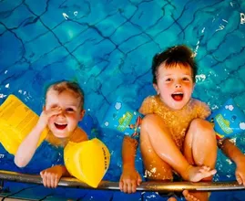 Darauf musst du beim Kauf von Kinder-Schwimmhilfen unbedingt achten