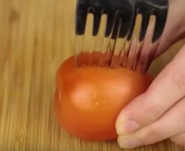 Truco salvavidas: por eso debes pinchar dos tenedores en un tomate