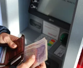 Let op: contant geld pinnen gaat mogelijk geld kosten