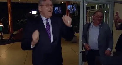 Henk Krol viert zijn overwinning met een overwinningsdansje; dit moet je hebben gezien!