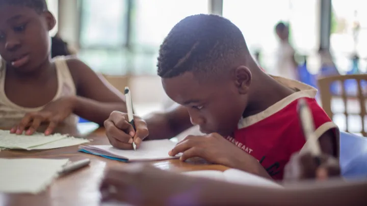 Niño de nueve años es uno de los graduados de secundaria más jóvenes de la historia