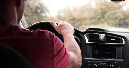Aha! Zo voorkom je hooikoorts-niesbuien in de auto
