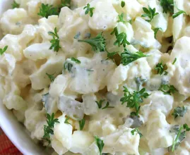 Mit diesem super einfachen Rezept bereitest du den aller leckersten Kartoffelsalat zu!
