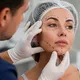 Veja como identificar se alguém fez uma cirurgia plástica - uma vez que você a vê, você a notará em todos os lugares