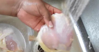 "Você precisa lavar o frango cru antes de prepará-lo": Verdadeiro ou falso? Temos a resposta!