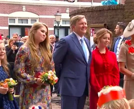 Koningin Máxima troost emotionele Sarah (9) tijdens optocht Koningsdag