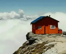 Ein Mann lebt in einem Schuppen hoch oben in den Bergen
