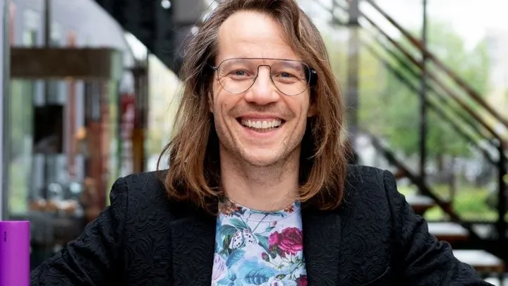 Giel Beelen annuleert theatertour vanwege coronabewijs
