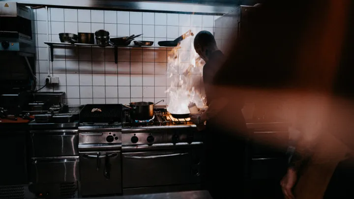 Questa cameriera è rimasta scioccata quando ha scoperto chi è in realtà il senzatetto a cui sta dando da mangiare