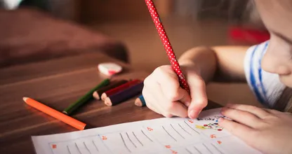 Ouders laten baby en peuter alleen thuis, zodat ze naar de bios kunnen