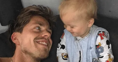 Dít filmpje van baby André Hazes junior doet je hart smelten!