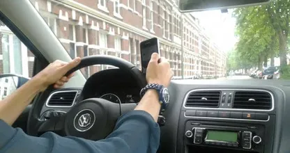 Ze willen de smartphone blokkeren in de auto als je harder dan 30 km/u rijdt. Terecht?