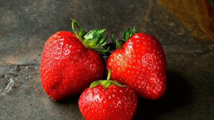 Chocante: depois de ver este vídeo você nunca mais vai comer um morango sem lavá-lo