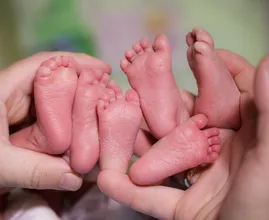 Une femme pense avoir des calculs rénaux, mais il s'avère qu'elle est enceinte de triples