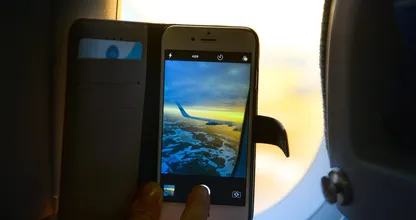 Das passiert, wenn du dein Handy im Flugzeug nicht auf Flugmodus stellst!