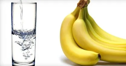 Jeden Morgen beginnt sie ihren Tag mit einem Glas warmen Wasser und einer Banane... Warum? Wir fangen damit jetzt sofort an!