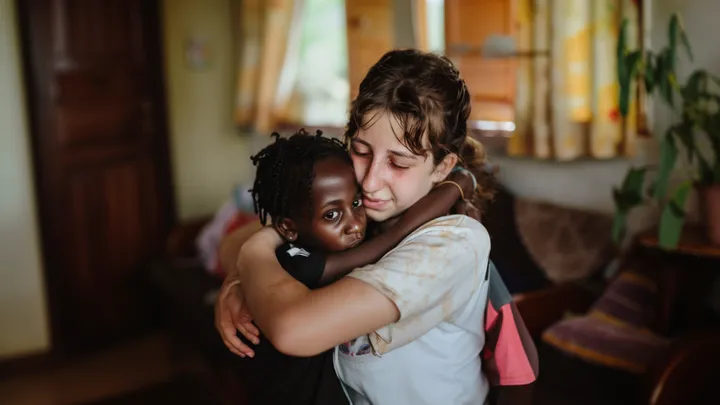 Eine Familie adoptiert ein fünfjähriges Mädchen, aber als sie lernt, Englisch zu sprechen, entdecken sie eine erschreckende Wahrheit!
