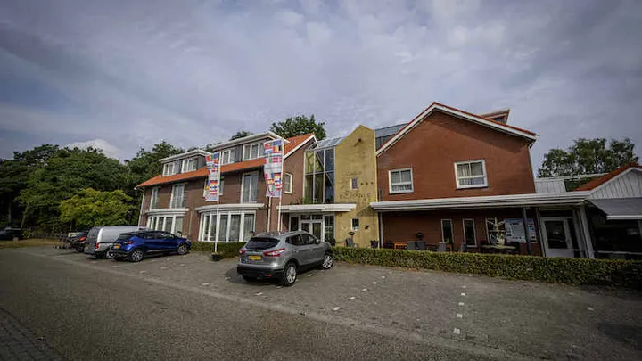 Koopcontract hotel in Albergen al getekend voor COA