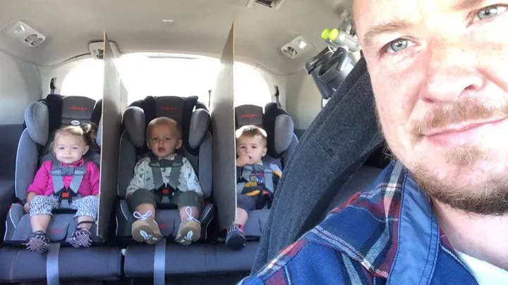 Kinderen die ruzie maken op de achterbank? Kijk eens wat deze vader doet ;-)