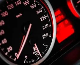 Brandt het benzinelampje in je auto? Zóveel kilometer kun je nog doorrijden