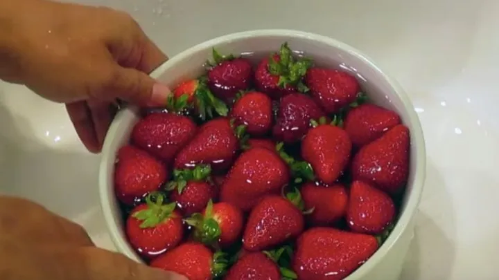 Voici pourquoi vous devriez faire tremper les fraises dans du vinaigre avant de les manger !