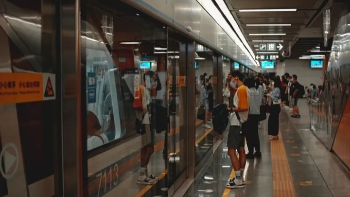Un inconnu donne une leçon à un adolescent après qu’il ait refusé de bouger ses jambes sur le côté dans le métro