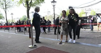 Honderden mensen in de rij bij Carré voor afscheid Peter R. de Vries