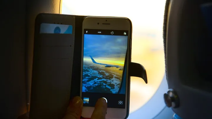 THIS is what happens when you don't put your phone on flight mode during your flight!