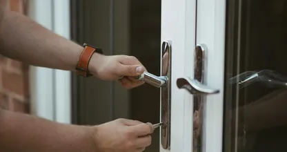 Police warns holidaymakers about pieces of plastic in their doors
