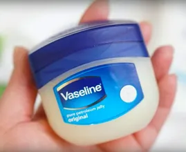 Vuoi delle ciglia più belle? La vaselina potrebbe essere la soluzione...