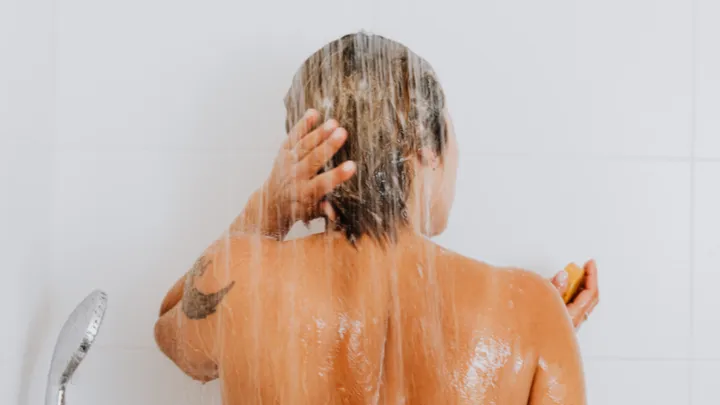 Feit of fabel: je moet je haar twee keer wassen met shampoo tijdens een wasbeurt