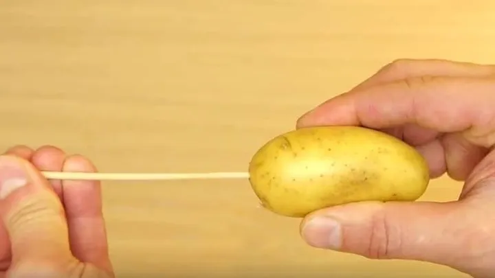 Sie sticht mit einem Schaschlikspieß in eine Kartoffel und DAS hier passiert dann damit! GENIAL und soo lecker!!