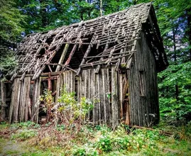 Hombre transforma el cobertizo abandonado en la fantástica cabaña de troncos
