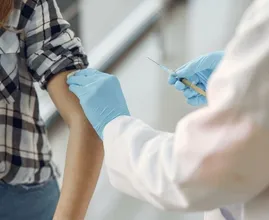Nederland stopt uit voorzorg twee weken met AstraZeneca-vaccin 