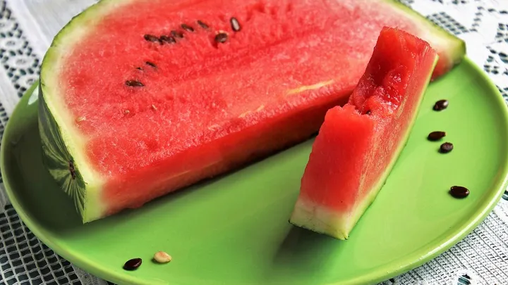 Was du mit Wassermelonenkerne alles Gutes machen kannst, anstatt sie wegzuwerfen!