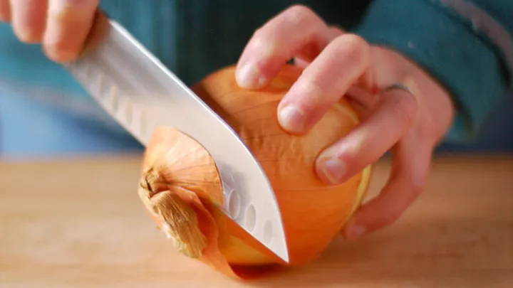 Met deze tip snijd je je groente veel sneller en makkelijker! Dit is echt briljant simpel!