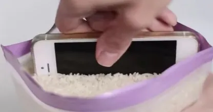 Stimmt das? Ein nasses Handy trocknen indem man es in Reis legt